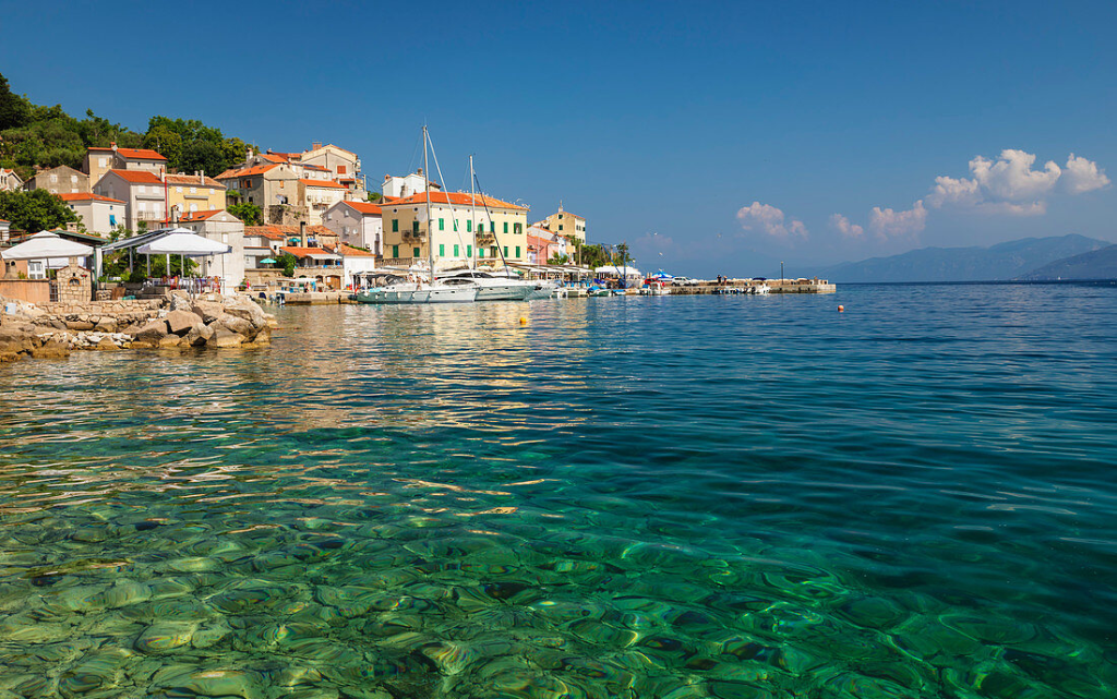 Küstendorf mit kristallklarem Wasser
Mediterranes Küstendorf in Kroatien mit glasklarem Wasser, Segelyachten und idyllischer Uferpromenade – ideales Ziel für Segelurlaub, Badebuchten und entspannten Yachtcharter entlang der Adria.
