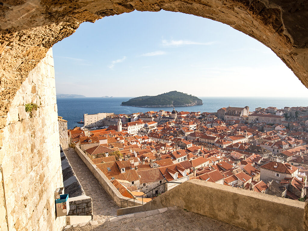 Dubrovnik Altstadt Blick von oben
Panoramablick auf die Altstadt von Dubrovnik mit roten Dächern und Blick auf die Adria – Highlight jeder Segelroute in Kroatien und beliebtes Ziel für Yachtcharter entlang der Küste.
