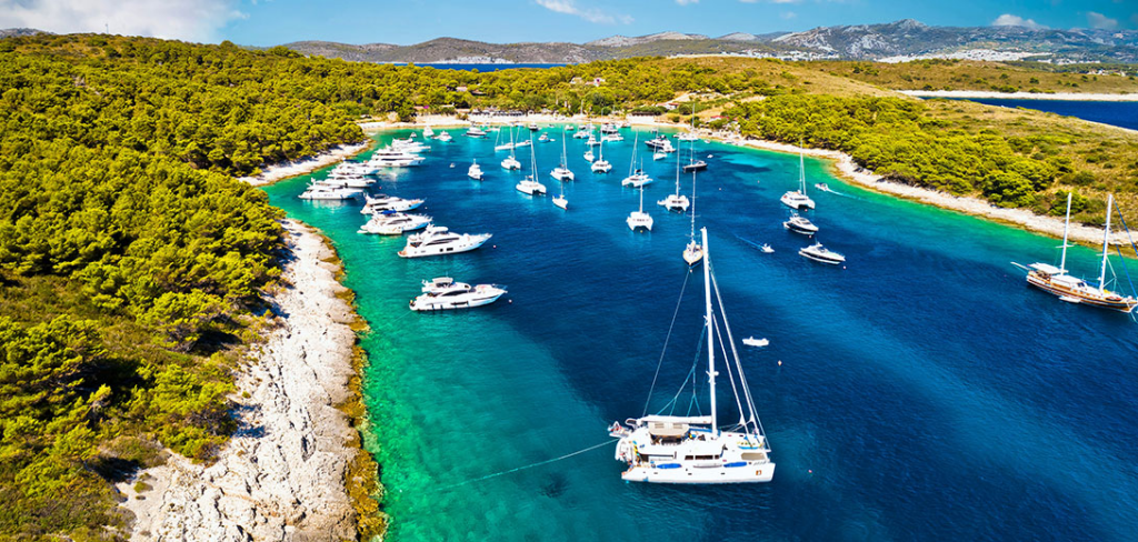 Bucht mit vielen Yachten & Katamaranen
Geschützte Bucht in Kroatien mit zahlreichen Segelyachten und Katamaranen im türkisfarbenen Wasser – perfekter Ankerplatz für Segelurlaub, Baden und entspannten Yachtcharter in der Natur.