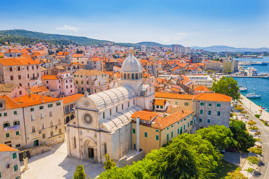 Šibenik Altstadt mit Kathedrale
Altstadt von Šibenik mit der Kathedrale des Heiligen Jakob und roten Dächern – kulturelles Highlight an der dalmatinischen Küste und perfekter Startpunkt für Segelurlaub und Yachtcharter ab Šibenik.