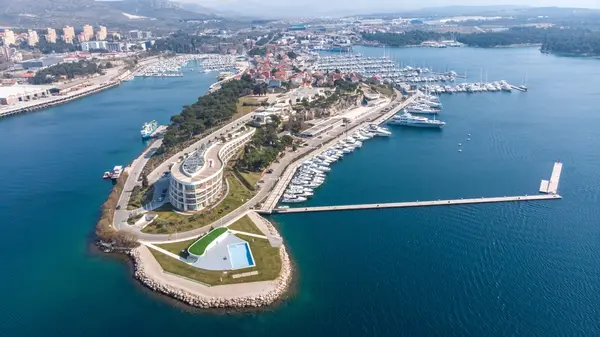 Marina Šibenik (Luftaufnahme)
Moderne Marina in Šibenik mit zahlreichen Segelyachten und direktem Zugang zur Adria – idealer Ausgangshafen für Yachtcharter, Segelurlaub und Törns zu den Kornaten.
