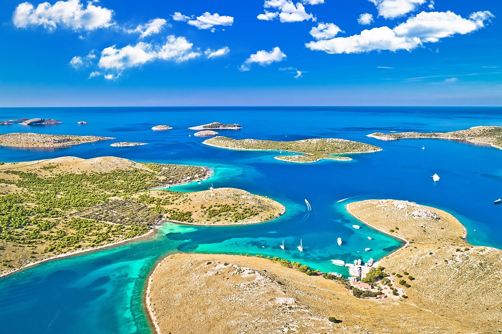 Kornaten Inseln (Luftaufnahme)
Einzigartige Inselwelt der Kornaten mit türkisfarbenem Wasser und unberührten Buchten – traumhaftes Segelrevier für Yachtcharter, Inselhopping und Naturerlebnis in Kroatien.