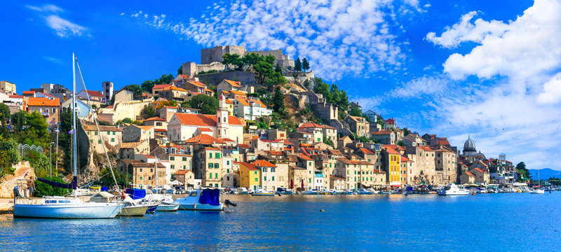 Šibenik Altstadt mit Festung und Hafen
Historische Altstadt von Šibenik mit Festung, bunten Häusern und Segelbooten im Hafen – beliebter Stopp für Yachtcharter und Segelrouten entlang der dalmatinischen Küste.
