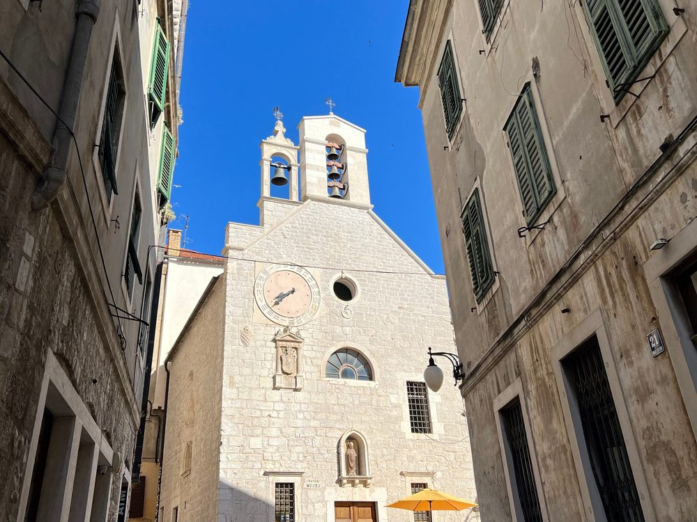 Kirche in der Altstadt von Šibenik (Gasse)
Charmante Altstadtgasse in Šibenik mit historischer Kirche und mediterraner Architektur – kulturelles Highlight während eines Segelurlaubs oder Yachtcharters in Kroatien.