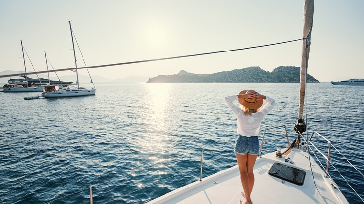 Segeln in Kroatien – mit Skipper genießen
Entspannte Perspektive vom Boot, jemand steht vorne und genießt die Aussicht – typisch für einen Törn mit Skipper.