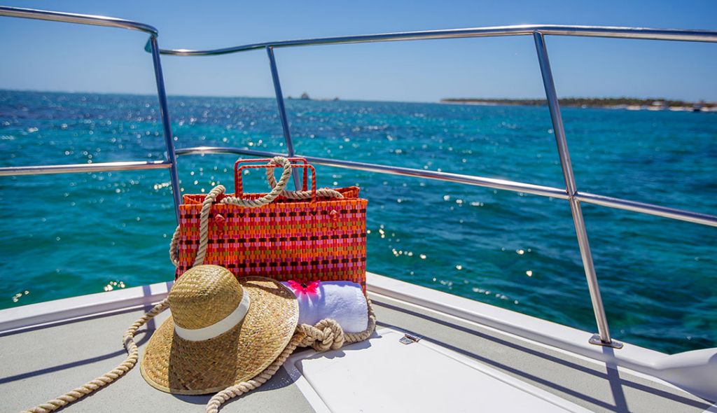 Bareboat-Segeln in Kroatien – Freiheit & Eigenverantwortung
Stillleben an Deck (Tasche, Hut, Meerblick) – symbolisiert Selbstorganisation und Unabhängigkeit ohne Skipper.