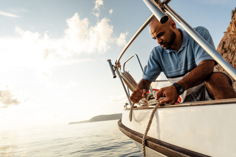 Mit Skipper segeln – Unterstützung bei Manövern
Person arbeitet an Seilen/Boot – zeigt die praktische Seite, bei der ein Skipper hilft oder anleitet.
