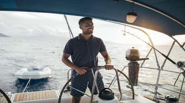 Bareboat in Kroatien – selbst am Steuer stehen
Mann am Steuer – klassisches Bild für erfahrene Segler, die ihr Boot eigenständig führen.