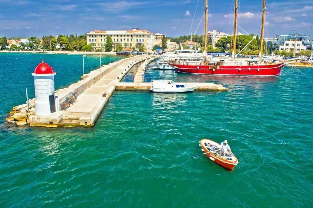 Marina & Hafen von Zadar
Gut ausgestattete Marinas, kurze Wege in die Altstadt und ideale Infrastruktur für Proviant, Check-in und Törnplanung entlang der dalmatinischen Küste.