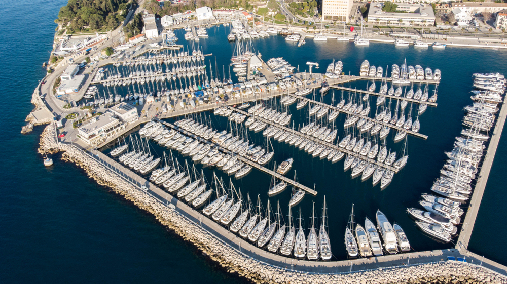 Marina von oben mit vielen Segelyachten
Große moderne Marina in Kroatien aus der Vogelperspektive mit hunderten Segelyachten und Katamaranen – idealer Startpunkt für Yachtcharter, Segelreisen und Inselhopping entlang der Adriaküste.