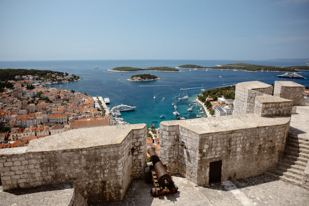 Festung & Hafenblick über Hvar
Atemberaubende Aussicht von der Spanischen Festung auf die Altstadt und die vorgelagerten Pakleni-Inseln – perfekter Überblick für deinen Segeltörn.
