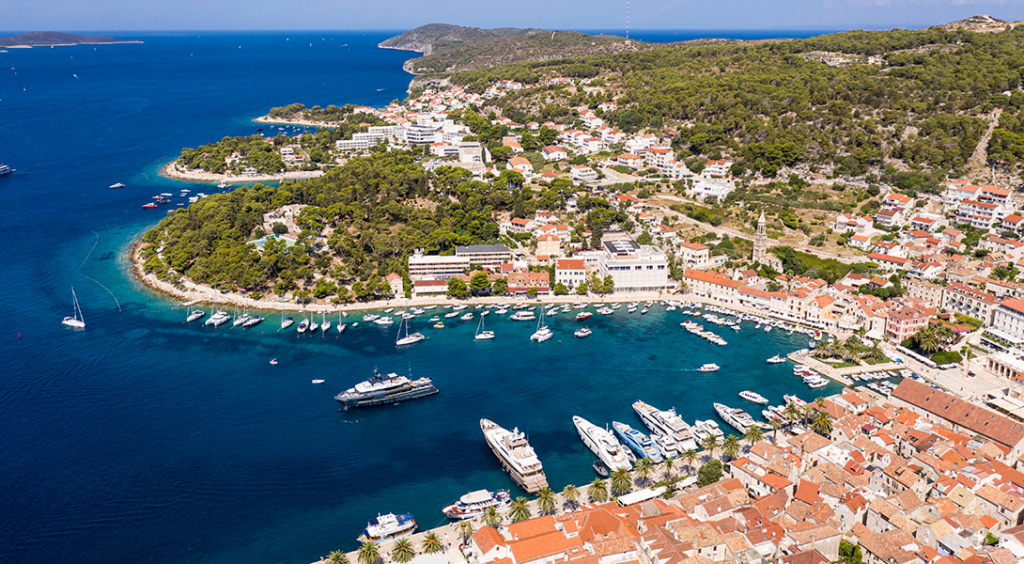 Marina & Stadthafen von Hvar
Beliebter Treffpunkt für Segler: gut organisiert, lebendig und ideal gelegen, um Restaurants, Bars und das Nachtleben zu erkunden.