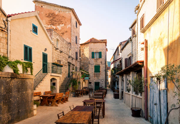 Altstadtgassen von Hvar
Enge, charmante Gassen mit mediterranem Flair laden zum Bummeln ein – perfekt für eine Pause vom Segeln.

