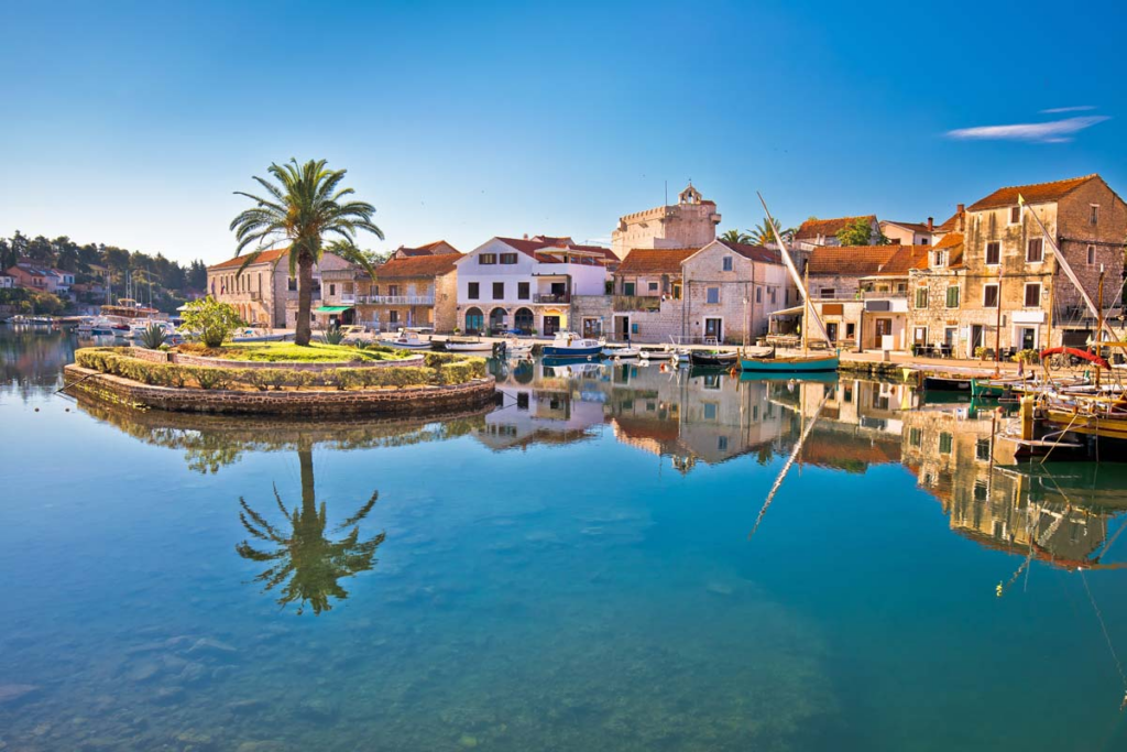 Idyllische Buchten bei Stari Grad
Ruhige Ankerplätze mit kristallklarem Wasser – ideal zum Baden, Entspannen und Übernachten fernab des Trubels.
