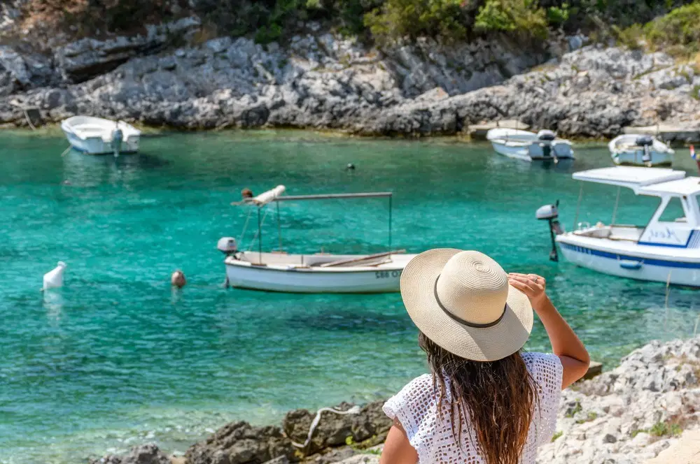 Türkisfarbene Ankerbuchten rund um Hvar
Glasklares Wasser, kleine Fischerboote und geschützte Buchten machen die Insel zu einem der schönsten Segelziele in Kroatien.
