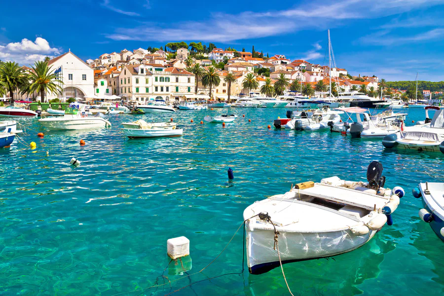 Hafen mit Altstadt & kleinen Booten
Idyllischer Hafen einer kroatischen Küstenstadt mit türkisblauem Wasser, traditionellen Häusern mit roten Dächern und zahlreichen kleinen Booten – perfekter Ausgangspunkt für einen Segelurlaub in Kroatien mit Yachtcharter ab malerischer Altstadt.