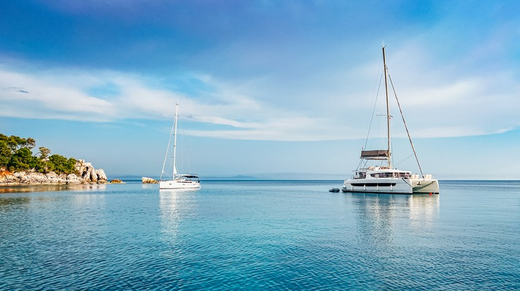 Katamarane vor Anker in ruhiger Bucht
Segelboote und Katamarane in ruhiger Bucht in Kroatien – ideale Bedingungen in der besten Reisezeit zum Segeln
