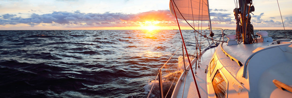Segeln bei Sonnenuntergang
Segelyacht bei Sonnenuntergang auf der Adria – traumhafte Stimmung in der Hauptsaison für Segelurlaub in Kroatien