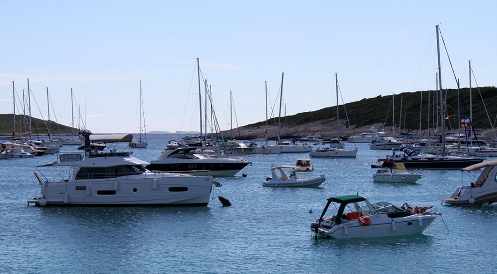Viele Boote in geschützter Bucht / Marina
Yachten und Boote in geschützter Marina in Kroatien – beliebte Ankerplätze während der besten Reisezeit zum Segeln