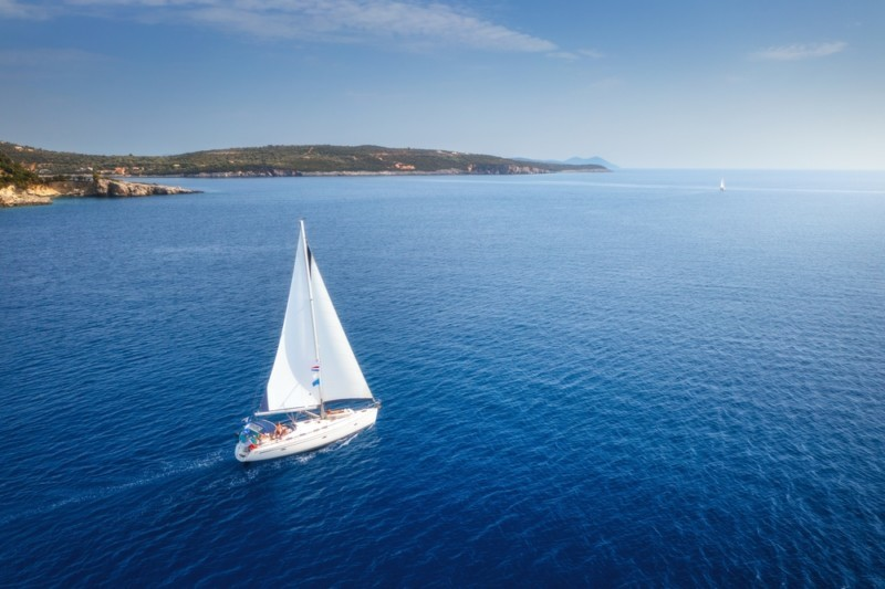 Segelyacht auf dem Ionischen Meer bei ruhigem Wetter – optimale Bedingungen für Segelbootcharter in Griechenland