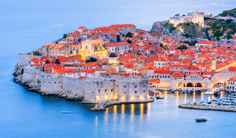 Dubrovnik Altstadt
Panoramablick auf die historische Altstadt von Dubrovnik in Kroatien mit roten Dächern und Stadtmauer am Meer, perfektes Ziel für Segelurlaub und Yachtcharter mit GlobeSailor entlang der dalmatinischen Küste