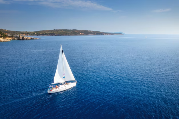 Segelyacht auf dem offenen Meer vor den griechischen Inseln Mykonos, Santorini und Rhodos bei ruhigem Wetter