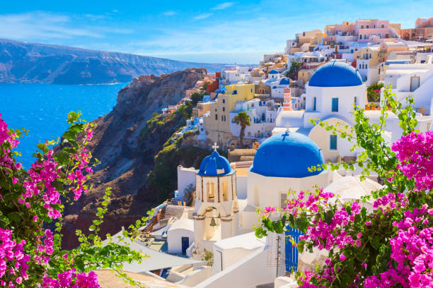 Santorini Panorama mit weißen Häusern und blauen Kuppeln über der Ägäis – beliebtes Ziel für Segelyachten