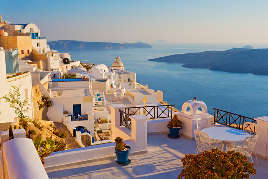 Blick von einer Terrasse von Kos mit weißen Häusern und weitem Meer