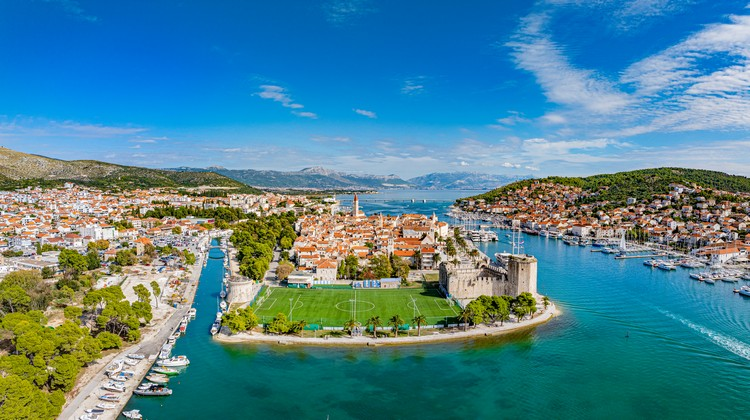 Historische Altstadt mit Hafen
Luftaufnahme einer historischen kroatischen Altstadt mit Hafen, Segelyachten und türkisblauem Wasser – idealer Ausgangspunkt für Yachtcharter und Segelurlaub entlang der dalmatinischen Küste.