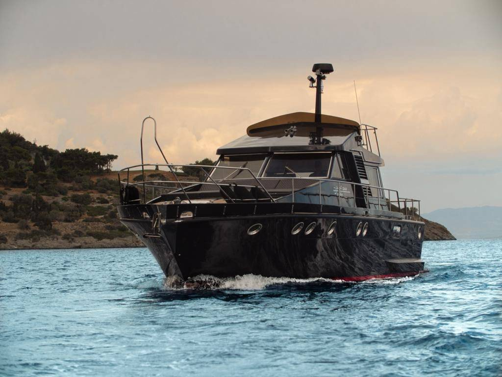 Luxusyacht vor griechischer Küste – Alternative zu Katamaran oder Segelboot mieten in Griechenland