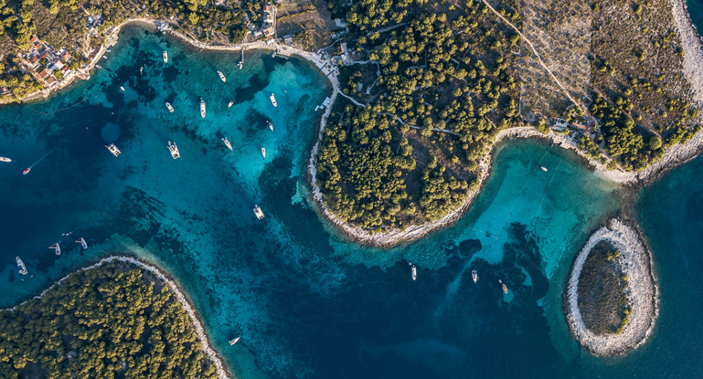 Versteckte Buchten mit Booten (Top-Down)
Traumhafte Luftaufnahme versteckter Buchten mit kristallklarem Wasser und ankernden Booten in Kroatien – perfektes Revier für Segelurlaub, Inselhopping und entspannten Yachtcharter fernab vom Massentourismus.