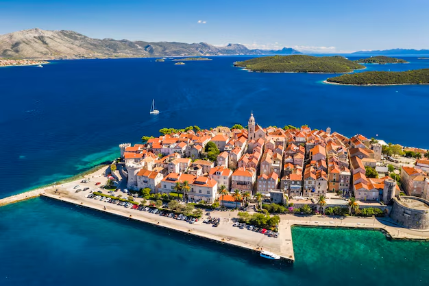 Inselstadt mit roten Dächern (Korčula)
Malerische Inselstadt in Kroatien mit roten Dächern, umgeben von tiefblauem Meer – beliebtes Ziel für Segelrouten, Yachtcharter und kulturelle Highlights während eines Segelurlaubs in der Adria.