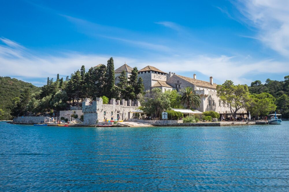 Kloster / historische Anlage am Wasser
Historische Klosteranlage direkt am Wasser, umgeben von mediterraner Natur und ruhiger Bucht – idyllischer Zwischenstopp für Segler und Yachtcharter in Kroatien.