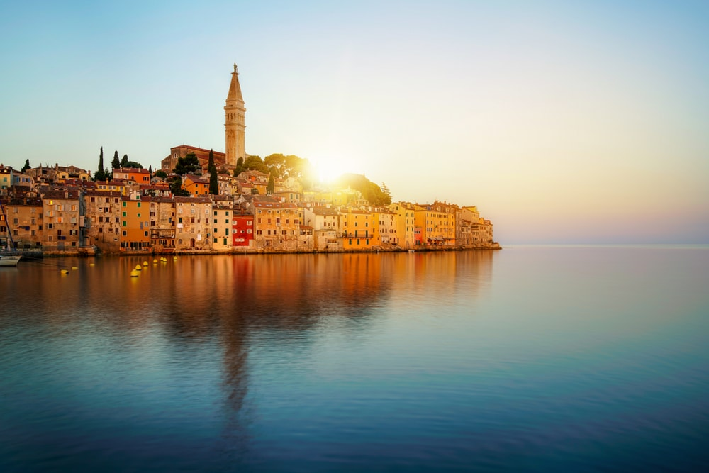 Sonnenuntergang über Küstenstadt
Romantischer Sonnenuntergang über einer historischen kroatischen Küstenstadt mit spiegelglattem Meer und warmen Farben – ideale Atmosphäre für unvergessliche Segelreisen und Yachtcharter in Kroatien.