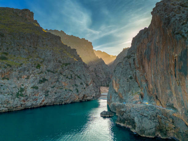 Spektakuläre Felsenschlucht Torrent de Pareis auf Mallorca mit türkisblauem Wasser und imposanten Steilwänden. Naturhighlight der Balearen und beliebtes Ziel für Segler, Yachtcharter-Gäste und Mittelmeerreisende.