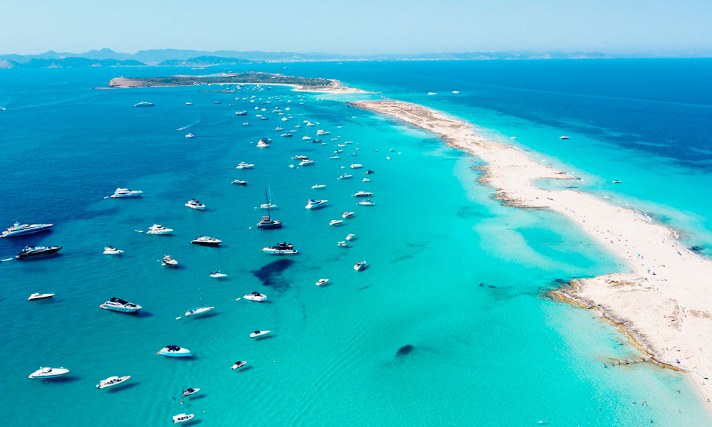 Türkisblaues Wasser und die Insel Formentera entdecken. Kaum mit dem Auto ereichbar aber mit einem Yachtcharter können Sie die ganze Insel erkunden.