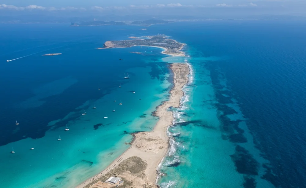Entdecken Sie den Sandjuwel im Norden, Espalmador mit einem Boot. Ein Sandpunkt nördlich der Formentera Nordspitze. 
