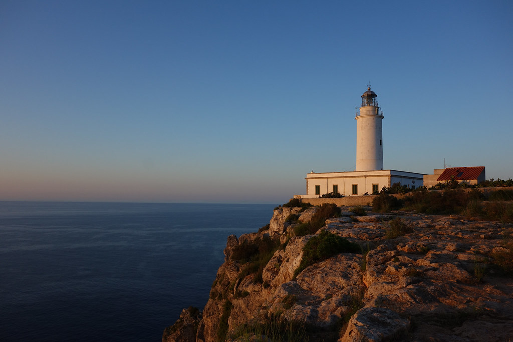 Der Leuchtturm Far de la Mola ist der perfekte Landausfug für eine Charter Reise mit einer Yacht. 