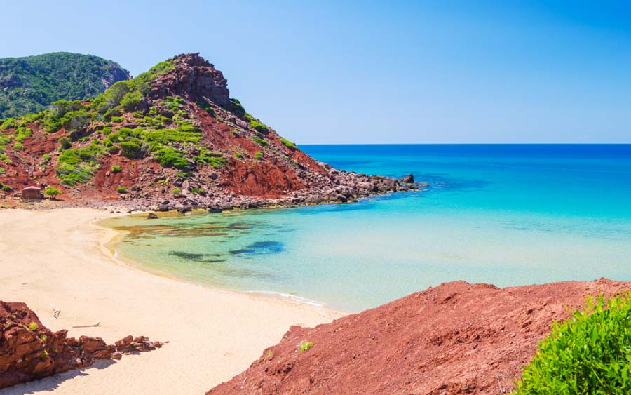 Erleben Sie die schönsten Buchten und Ankerhäfen. Menorca ist der perfekte Ausgangspunkt um die Balearen mit einem Yachtcharter zu erkunden. 