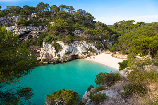 Die Bucht Cala Turqueta in der Südküste Menorcas. 