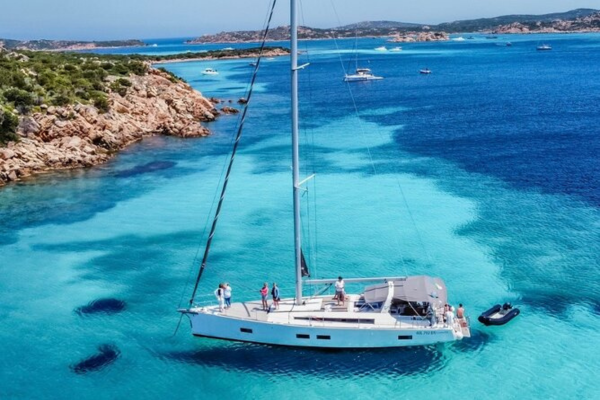 Segelboot in der Bucht von La Maddalena
